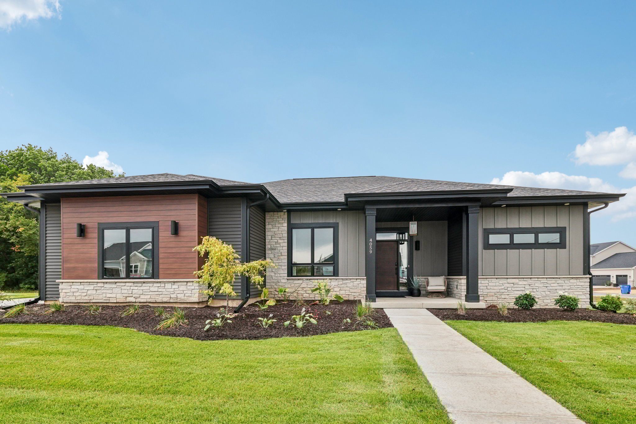 1-web-or-mls-Royal View Dr-S0409-001